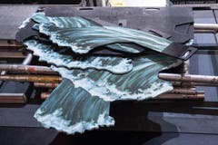 Heute kann man es relativ einfach auf der Bühne regnen lassen. Und zwar bedienen sich die Bühnenbauer eines einfachen Tropfschlauchs. Über den Wasseranschluss der Feuerwehr werden die vier Schläuche gespiesen. Diese werden an der Aufhängung, den Seilzügen, befestigt. (Bild: Boris Bürgisser)