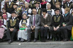 Vorbereitung zum Gruppenbild, zu welchem auch die Regierungsräte Yvonne von Deschwanden sowie Regierungsrat Alfred Bosshard eingeladen wurden. (Bild: André A. Niederberger)