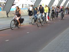 Amsterdam, Vortritt fèr Velofahrer (Bild: Hans Scheidegger)