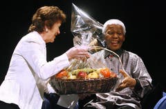 Nelson Mandela erhält im July 2007 von der Irischen Präsidentin Mary Robinson einen Früchtekorb (Bild: Keystone)