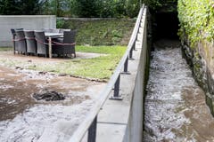 Dieser kleine Bach in Pfäffikon führte sehr viel Geröll mit. (Bild: Keystone / Alexandra Wey)
