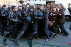 Astronauten demonstrieren fürs Klima? Nein, hier findet ein Gerangel zwischen Polizisten und Demosntranten statt. (Bild: EPA / Yoan Valat)