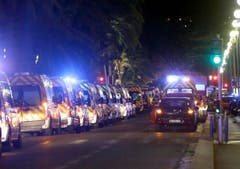 Dutzende Ambulanzwagen waren eingetroffen, um die Verletzten zu versorgen und die Toten abzutransportieren. (Bild: Claude Paris)