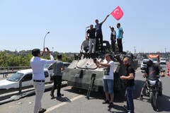 Die Menschen posieren vor einem Militärpanzer in Istanbul am Samstag. (Bild: EPA/TOLGA BOZOGLU)