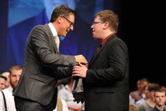 Claudio Deplanzes gratuliert Sandro Schnüriger (links) zum UKB-Preis. (Bild: Urs Hanhart)