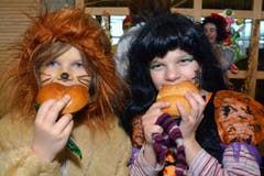Löwe Emma und Hexe Nora haben ganz schön Hunger. (Bild: Romano Cuonz)
