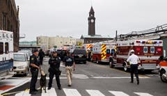 Die Ambulanzen und Feuerwehr sind vor Ort. (Bild: EPA/JUSTIN LANE)
