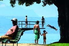 Laurent Gillieron - 3. Platz Kategorie «Alltag», 2013 kam der Sommer zuerst gar nicht - und wurde dann umso heisser. Am 27. Juli springt ein Mann in der Lausanner Badeanstalt Bellerive in den Genfersee. Im Hintergrund sind die französischen Alpen zu sehen. (Bild: Swiss Press Photo / Laurent Gillieron)