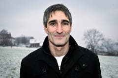 Roger Erni (44, Ex-Stürmer): «Mit dem SC Kriens erlebte ich 1997 nach dem Aufstieg in die NLA einen Sommer, den ich nie mehr vergessen werde. Wir bezwangen auf dem Kleinfeld der Reihe nach den FC Luzern, GC und Basel. Beim 3:1-Sieg gegen Basel erzielte ich mein einziges NLA-Tor – und machte danach für meine Fans den berühmten ‹Ernie-Flieger›.» (a.k.) (Bild: Philipp Schmidli)