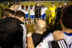 Die Spieler stehen zusammmen nach dem Spiel. (Bild: Boris Bürgisser (Neue LZ))