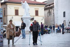 In Norcia verbringen Menschen die Nacht nach dem Erdbeben im Freien. (Bild: EPA / Matteo Crocchioni)