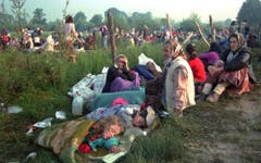 Ein Bild aus den Tagen des Schreckens: Am 14. Juli 1995 verbringen Frauen und Kinder in der bosnischen Enklave die Nacht im Freien. Ihre Männer haben die serbischen Soldaten von ihnen getrennt. (Bild: AP Photo / Darko Bandic)