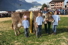 Braunvieh-Champion «Monika» mit Besitzer Toni Brand, Spiringen. (Bild: Urs Hanhart (Neue UZ))