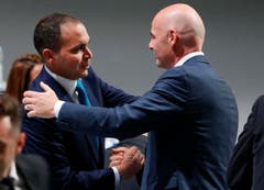 Der neue Fifa-Präsident Gianni nimmt die Gratulation seines Gegenkandidaten Prince Ali Al-Hussein von Jordanien entgegen. (Bild: AP/Michael Probst)