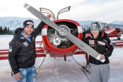 Danach durfte Gisin mit Kollege Didier Defago, der ebenfalls zurücktritt, in einem Flugzeug über die Rennstrecke von Meribel fliegen. (Bild: JEAN-CHRISTOPHE BOTT)