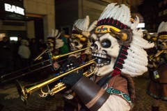 Die Schügumugger Ämme verkleiden sich als Totenkopf-Indianer. (Bild: Edi Ettlin / Neue OZ)