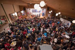 Und danach ist ganz Unteriberg im Saal. (Bild: Keystone/Urs Flüeler)