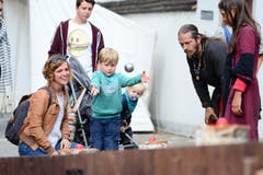 Mami Nicole und Eelis Dettwiler aus Knonau versuchen, mit der Metallkugel die Eier zu treffen. (Bild: Maria Schmid / Neue ZZ)