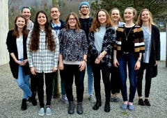 Alle zehn jungen Künstlerinnen und Künstler von links nach rechts: Angela Scheuber, Raphael von Matt, Naomi Mathys, Yanick Monaco, Jana Näpflin, Christoph Schmid, Selina Sigrist, Klimentina Stoimenova, Sabrina Berner und Tekla Feubli. (Bild: Romano Cuonz/Neue NZ)