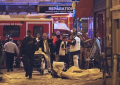 Opfer des Terroranschlags sind umgeben von Polizei und Rettungskräften. (Bild: AP/Jacques Brinon)