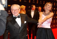 Verleger Hubert Burda zieht am 27. November 2008 vor der Verleihung des Bambi-Medienpreises in Offenburg seine Frau Maria Furtwängler über den roten Teppich. (Bild: Keystone)