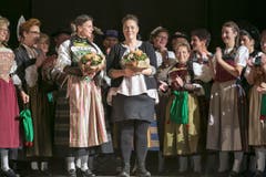 Die Macher Elena Kaiser und Dunja Rutschmann erhalten langen Applaus. (Bild: André A. Niederberger / NZ)