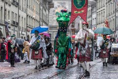 Die Truppe Old Moossi Gilde zieht durch die Marktgasse am grossen Umzug der Berner Fasnacht. (Bild: ALESSANDRO DELLA VALLE)