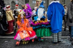 Kostümierte Personen laufen am Umzug "ZüriCarneval 2015" durch die Zürcher Innenstadt. (Bild: ENNIO LEANZA)