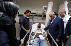 Der türkische Ministerpräsident Binali Yildirim, zweiter von rechts, besucht einen verletzten Mann nach dem Anschlag im Krankenhaus. (Bild: Hakan Goktepe)