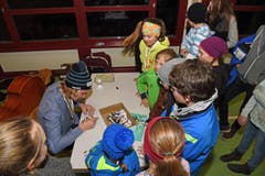 Nach dem Einzug feierten in der Lückertsmatthalle über 200 Erwachsene, Jugendliche und Kinder den 18-jährigen Schüler der Sportmittelschule Engelberg (Bild: Robert Hess (Neue OZ))