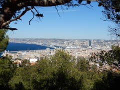 Warum nicht bei der Kathedrale Notre Dame de la Garde stehen und auf die riesige Stadt Marseille sehen ? (Bild: Margrith Imhof-Röthlin)