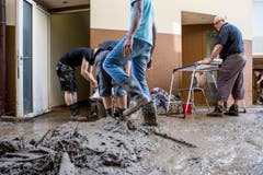 In den Gassen liegt viel Schlamm. (Bild: Keystone / Alexandra Wey)