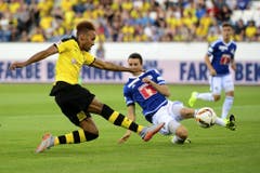 Luzerns Yannick Schmid (rechts) im Laufduell mit Dortmunds Pierre-Emerick Aubameyang. (Bild: Keystone / Urs Flüeler)