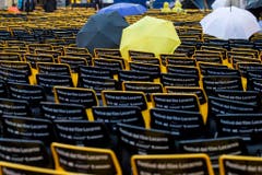 Noch sind die Stühle leer: Am Abend ist die Piazza Grande mit 8000 Sitzplätzen oft bis auf den letzten Platz besetzt. (Bild: Keystone)
