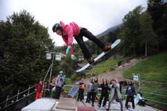 Ein Snowboarder bei seinem 'Move'. (Bild: Urs Hanhart / Neue UZ)