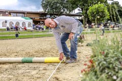 Zuvor bereiteten Helfer den Parcours vor an den Pferdesporttagen am Freitag, 15. Juli 2016 in Dagmersellen. (Bild: Philipp Schmidli/ Neue LZ)