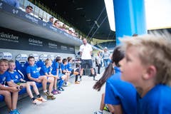 Diese Kinder kommen in den Genuss eines Trainings mit Markus Babbel. (Bild: Roger Grütter / Neue LZ)