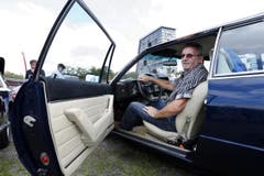 Ein Maserati Kyalami (1977) mit seinem Besitzer Willy Göggel. (Bild: Werner Schelbert (Neue ZZ))
