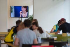 Ein Video informiert die Probespender. (Bild: KEYSTONE/Urs Flueeler)