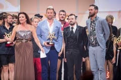 Sieger der Herzen waren das Komiker Duo DivertiMento. Sie freut sich über den verliehenen Publikumspreis. (Bild: KEYSTONE/Ennio Leanza)