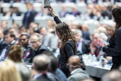 Zwei Frauen können während der Versammlung in die Halle eindringen. (Bild: EPA/PATRICK B. KRAEMER)