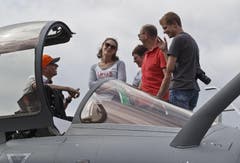 Ein Mitarbeitender von Dassault Aviation erklärt Besuchern das Cockpit eines Rafaele Jet Fighters. (Bild: Keystone / Michel Euler)