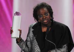 Friedenskämpferin aus Senegal, Bineta Diop, gewinnt den SwissAward in der Kategorie Gesellschaft (Bild: Keystone)