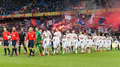 Die Mannschaften betreten das Spielfeld. (Bild: Keystone / Georgios Kefalas))