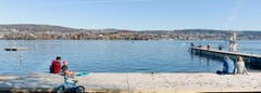 Menschen bei frühlingshaften Temperaturen mitten im Herbst am Zürichsee. (Bild: Keystone/Walter Bieri)