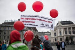 Ballone und Transparente. (Bild: KEYSTONE/Ennio Leanza)
