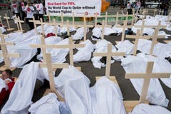 Die Demonstration gegen die schlechten Bedingungen auf den Baustellen in Katar ist augenfällig: Die Aktivisten mimen Tote. (Bild: KEYSTONE/ENNIO LEANZA)