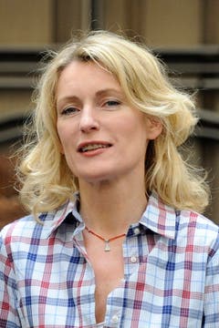 Die Schauspielerin Maria Furtwängler in der Rolle der Tatort-Kommissarin Charlotte Lindholm posiert in Hannover (Foto vom 1. Juni 2010). Furtwängler kann ihren Mann Hubert Burda als "Tatort"-Kommissarin nur selten vor dem Fernseher halten. "Es war beachtlich, dass er beim letzten Mal tatsächlich von Anfang bis zum Ende geguckt hat, ohne aufzustehen", sagte sie. (Bild: Keystone)