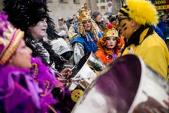Kostümierte Personen spielen Musik und laufen am Umzug "ZüriCarneval 2015". (Bild: ENNIO LEANZA)