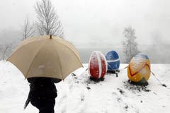 Das grosse Osternest in der verschneiten Landschaft am Lungernsee. (Bild: Keystone)